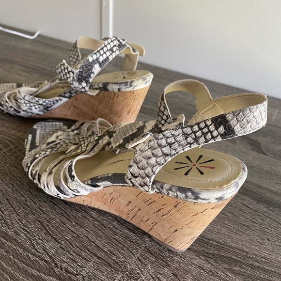 10 Issac Mizrahi Snake Print Wedge Sandals - Picture 3 of 6